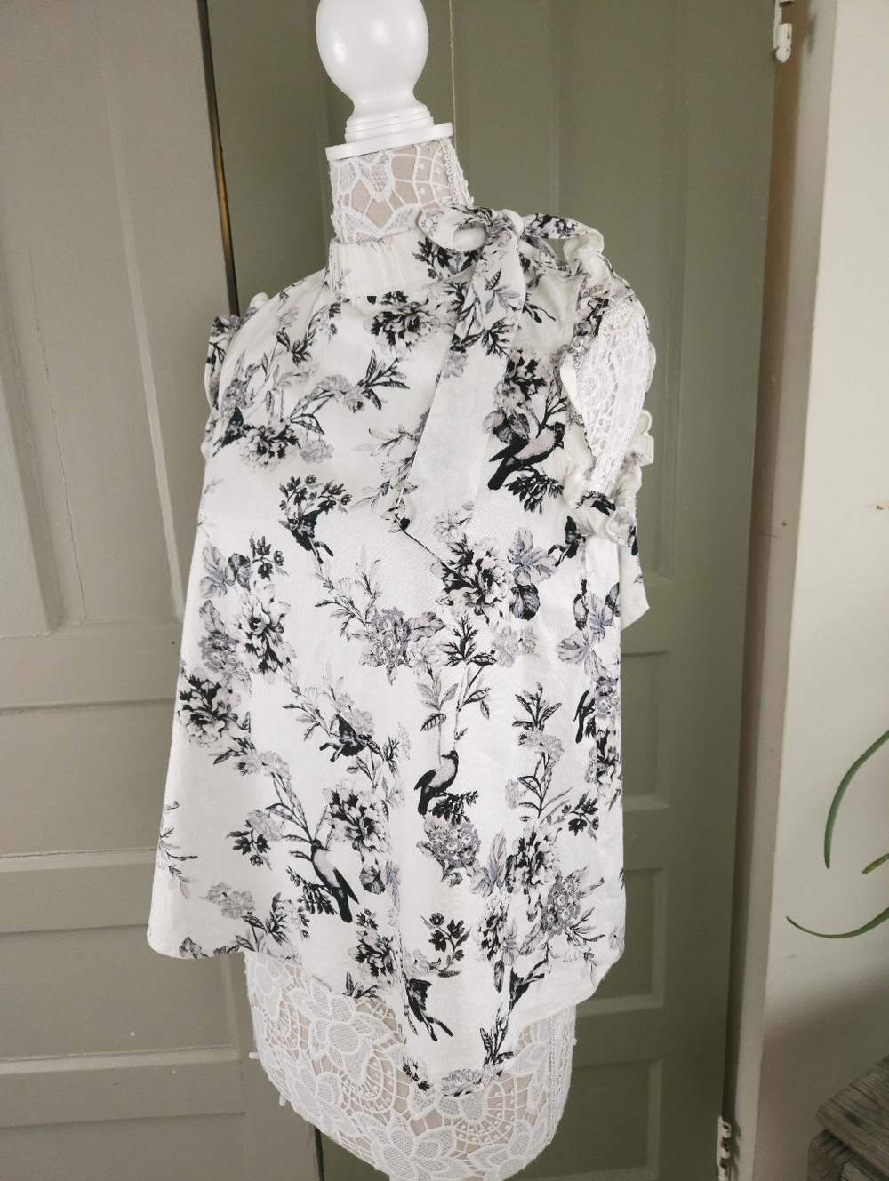 Who What Wear Women's Linen Floral Print Ruffled Sleeveless Blouse Cream S